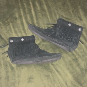 Black Minnetonka short booties black 6 1/2